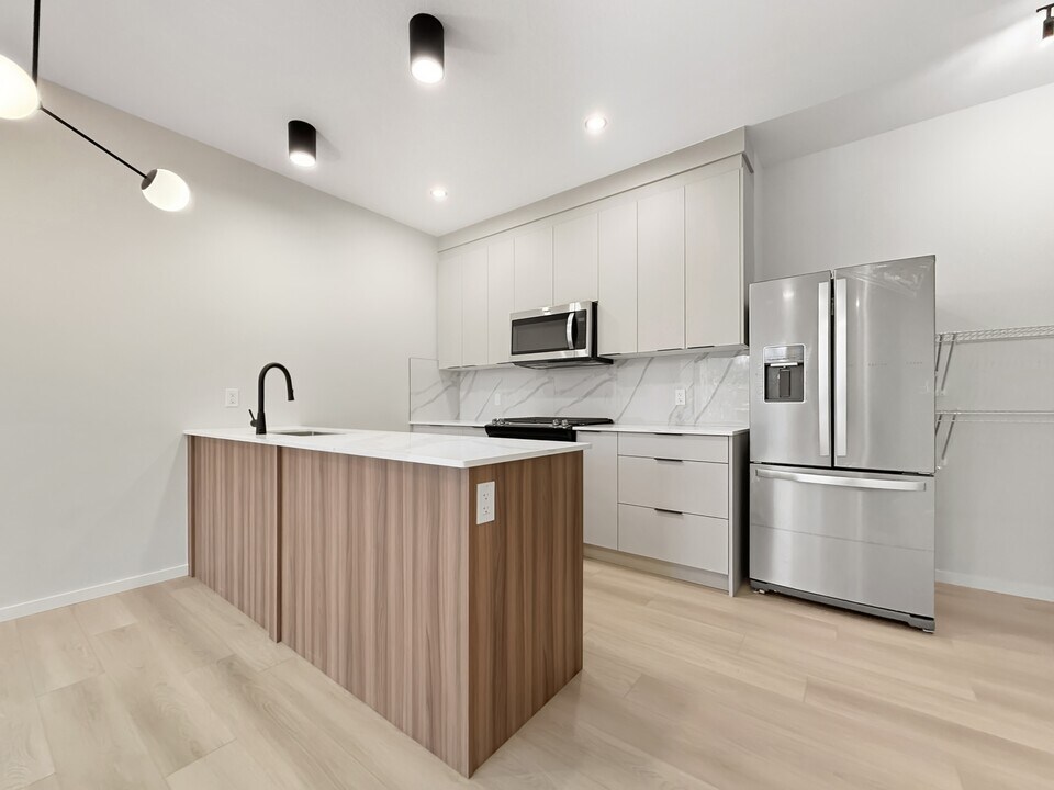 9305-9123 123 Ave NW in Edmonton, AB - Building Photo