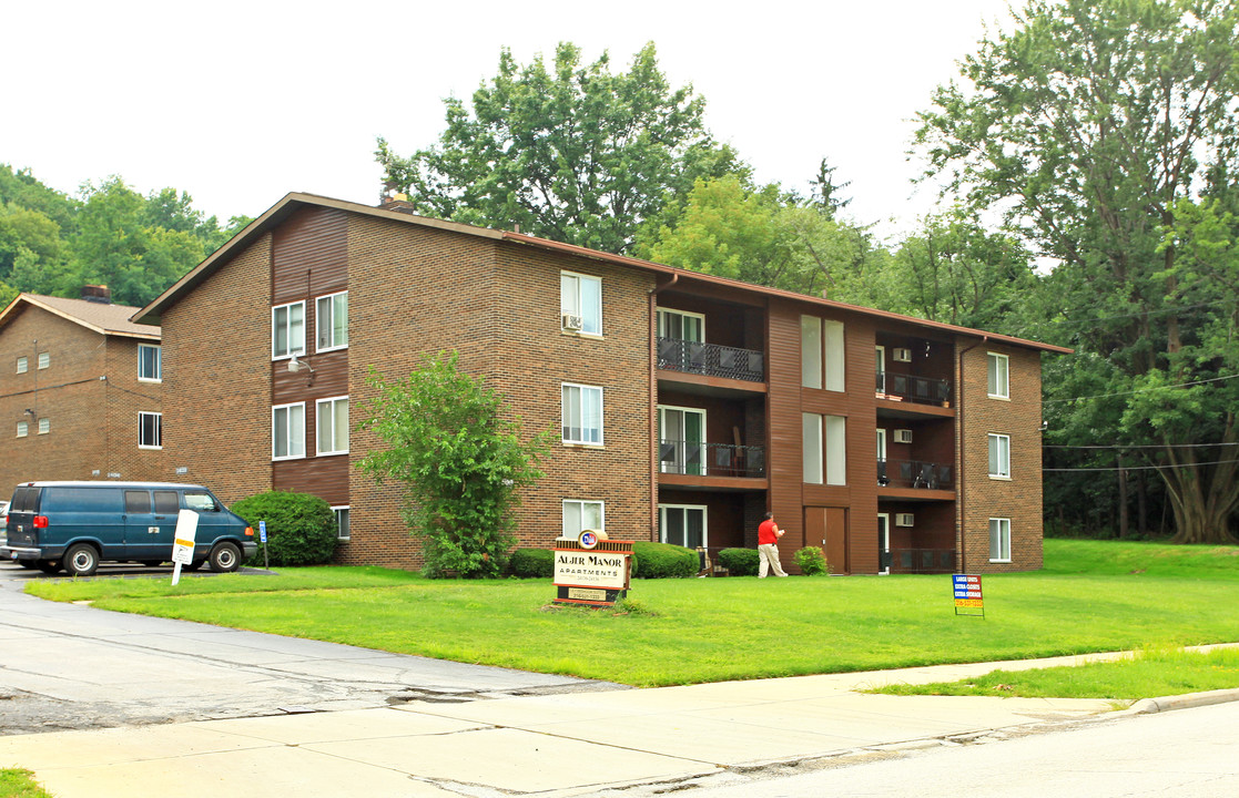 Aljer Manor in Euclid, OH - Foto de edificio