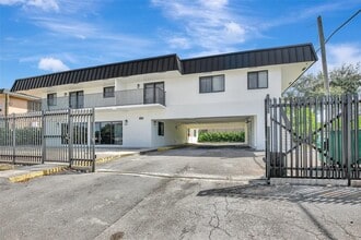 5980 SW 40th Ave in Dania Beach, FL - Building Photo - Building Photo