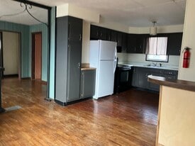 517 11th Ave W, Unit Upstairs in Ashland, WI - Building Photo