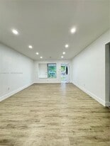 1086 NW 110th St in Miami, FL - Building Photo