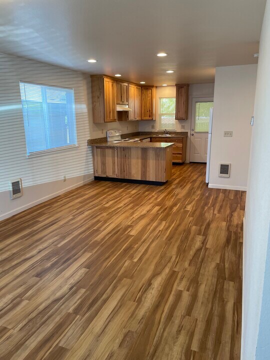 929 A St in Springfield, OR - Building Photo