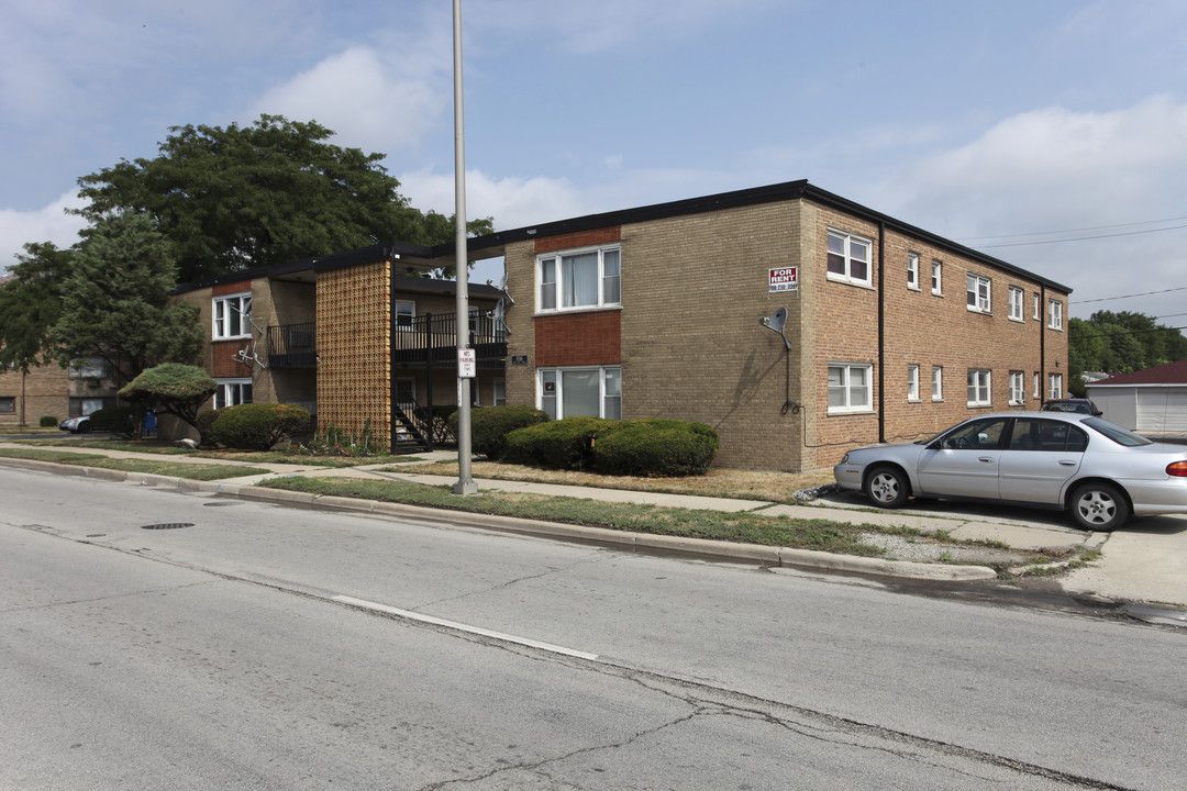 8516 47th St in Lyons, IL - Building Photo