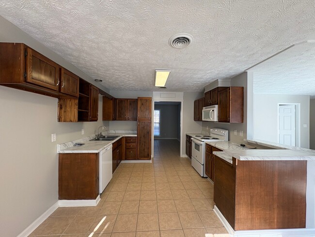 110 Commanche Trl in Jackson, TN - Building Photo - Building Photo