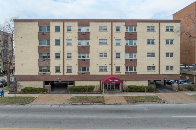 Thatcher Woods Apartments in Elmwood Park, IL - Foto de edificio - Building Photo
