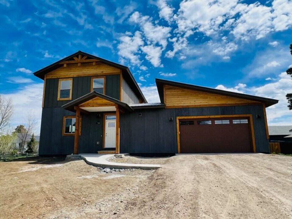 27 Roosevelt Dr in Pagosa Springs, CO - Building Photo