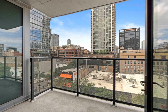 160 W Huron St in Chicago, IL - Building Photo - Building Photo