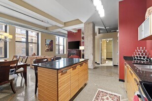 350 St Peter St in St. Paul, MN - Building Photo