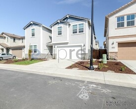 7041 Nystrom Wy in Roseville, CA - Building Photo - Building Photo