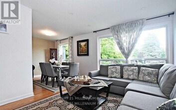 34 Seaton Dr in Aurora, ON - Building Photo - Building Photo