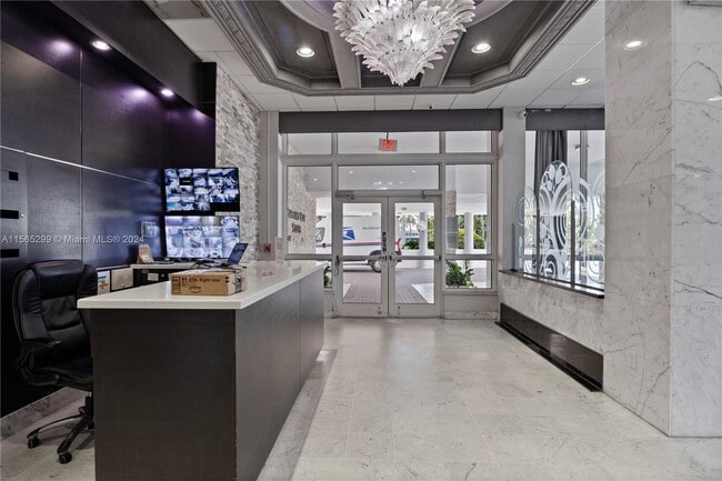 5001 Collins Ave, Unit 12a in Miami Beach, FL - Foto de edificio - Building Photo