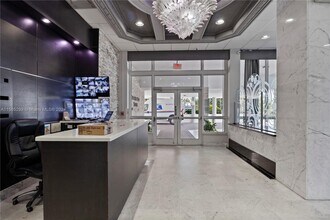 5001 Collins Ave, Unit 12 in Miami Beach, FL - Foto de edificio - Building Photo