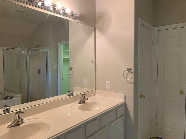 11 Baccara Pl in Conroe, TX - Foto de edificio - Building Photo