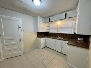 2370 Hybrook Ln in Beaumont, TX - Building Photo - Building Photo