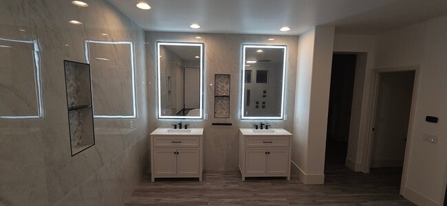 22615 Summerfield in Mission Viejo, CA - Foto de edificio - Building Photo