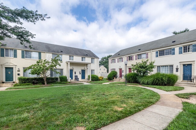 Brookville Townhomes in Alexandria, VA - Foto de edificio - Building Photo