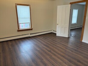 443 N Perry St, Unit Apt 2 in Johnstown, NY - Building Photo - Building Photo