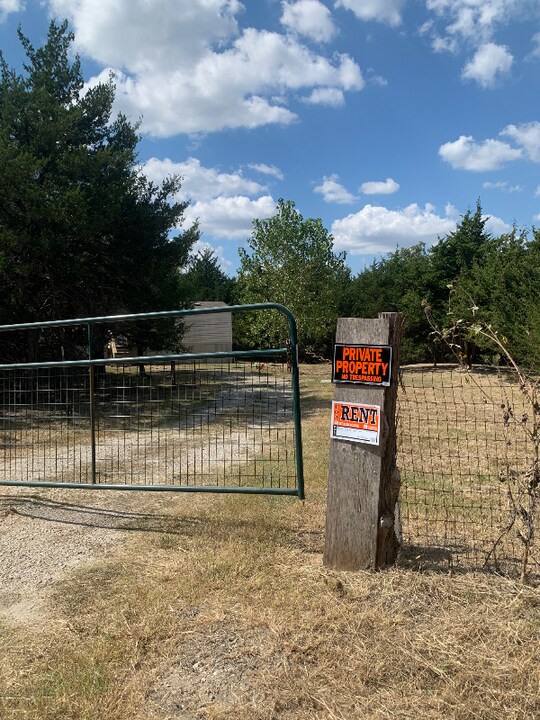 323 Co Rd 4519 in Wolfe City, TX - Building Photo