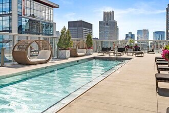 203 N Garland Ct in Chicago, IL - Building Photo - Building Photo