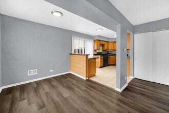 1793 Queensbury Cir in Hoffman Estates, IL - Building Photo - Building Photo