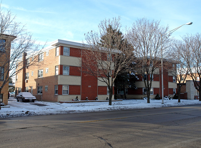 8107 W Grand Ave in River Grove, IL - Foto de edificio - Building Photo