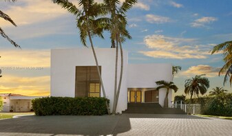 7504 W Treasure Dr in Miami Beach, FL - Building Photo