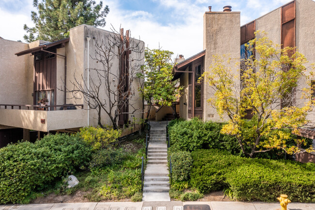 1307 Shadow Ln in Fullerton, CA - Foto de edificio - Building Photo