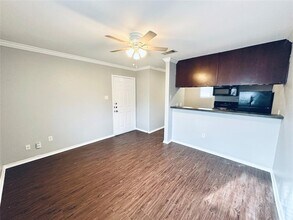 805 S Center St-Unit -108 in Austin, TX - Building Photo - Building Photo