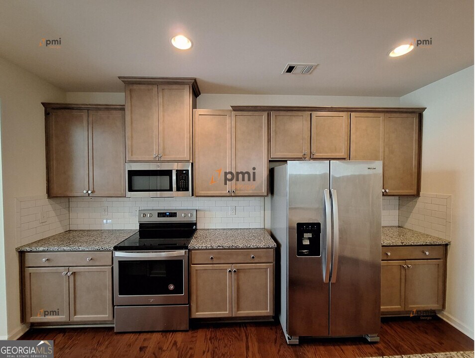 592 Lofty Ln in Atlanta, GA - Building Photo