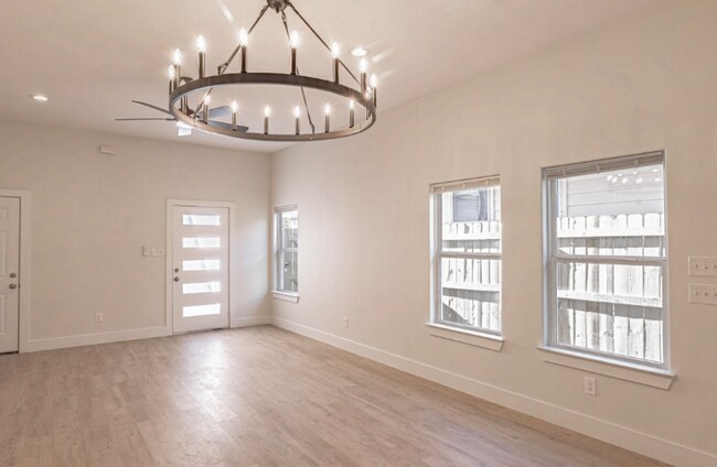 13705 Biggs St in Dallas, TX - Foto de edificio - Building Photo