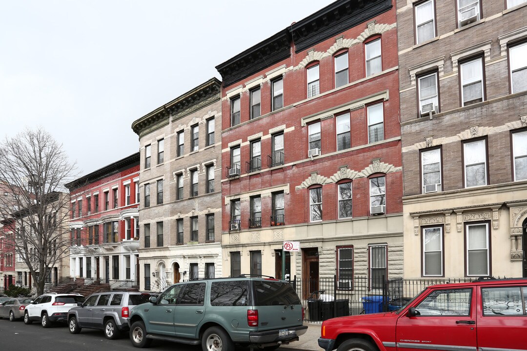 525 W 141st St in New York, NY - Building Photo