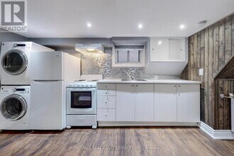 8 Davies Crescent in Toronto, ON - Building Photo - Building Photo