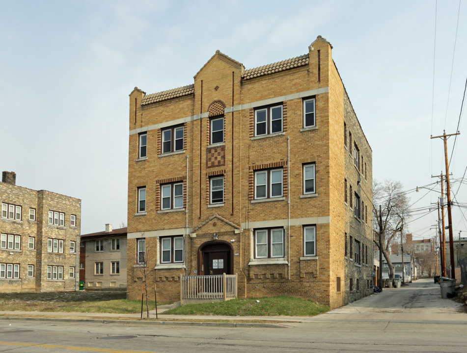 2726 W Clybourn St in Milwaukee, WI - Building Photo