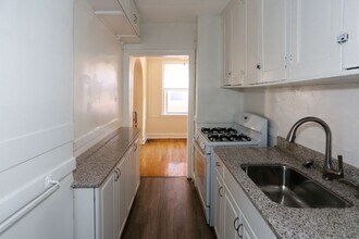 549 W Surf in Chicago, IL - Building Photo - Building Photo