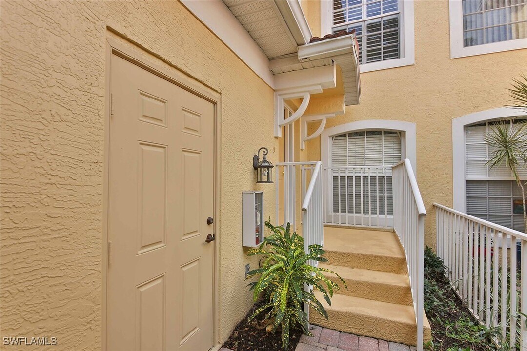 2215 Arielle Dr in Naples, FL - Building Photo