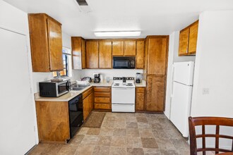 121 N Gateway Blvd in Ridgecrest, CA - Building Photo - Building Photo