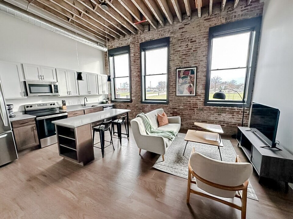 403 W 4th St N in Newton, IA - Foto de edificio