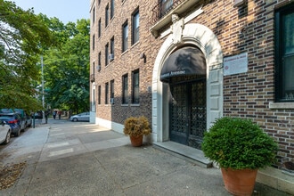 222 Seaman Ave in New York, NY - Foto de edificio - Building Photo