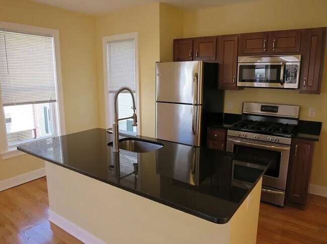 10 Jay St, Unit 2 in Somerville, MA - Building Photo - Building Photo