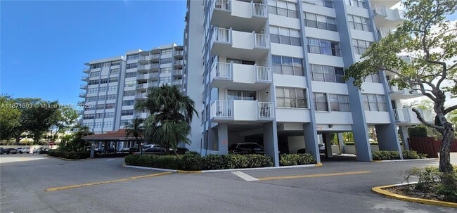 1300 NE Miami Gardens Dr, Unit 517E in Miami, FL - Building Photo - Building Photo