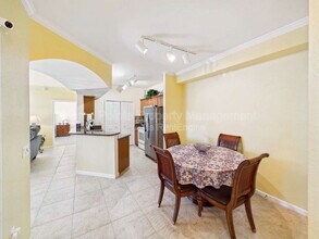 12960 Positano Cir in Naples, FL - Foto de edificio - Building Photo