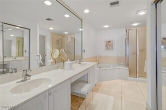 205 Park Shore Dr in Naples, FL - Foto de edificio - Building Photo