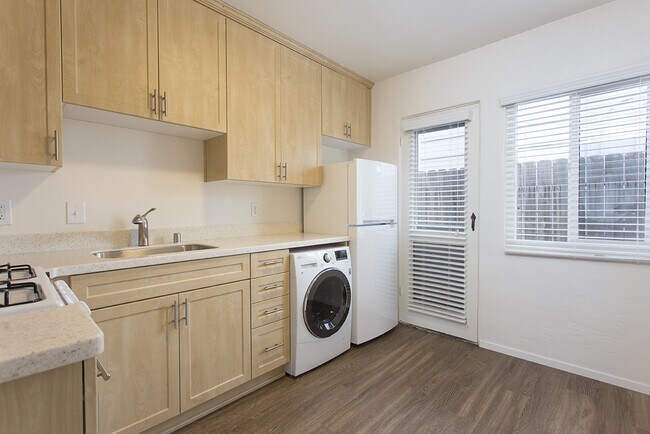 4917 Saratoga Ave-Unit -4917 in San Diego, CA - Building Photo - Building Photo