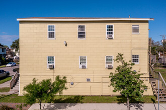 2702 Avenue K in Galveston, TX - Foto de edificio - Building Photo