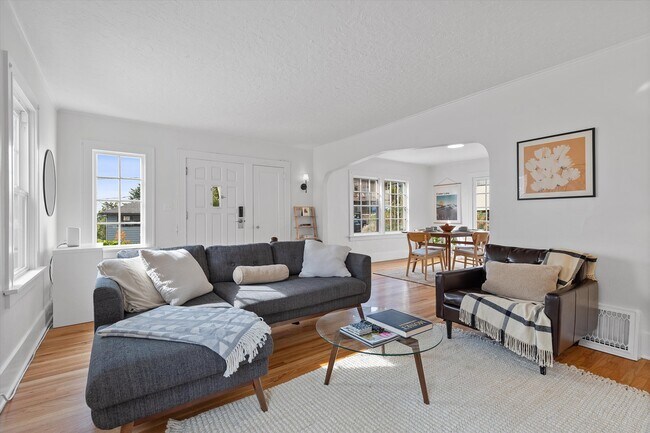 7227 SE Hawthorne Blvd in Portland, OR - Building Photo - Building Photo