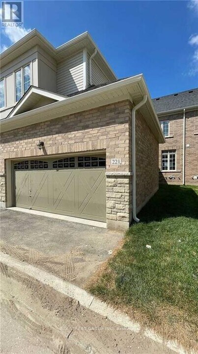 221 Clockwork Dr in Brampton, ON - Building Photo