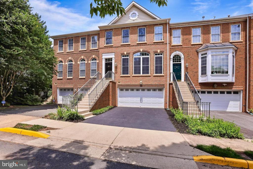 9988 Cyrandall Dr in Oakton, VA - Building Photo