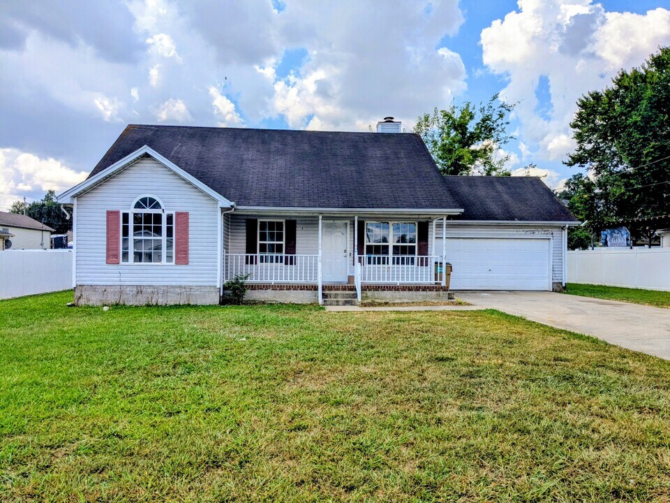 732 Judge Mason Way in La Vergne, TN - Foto de edificio