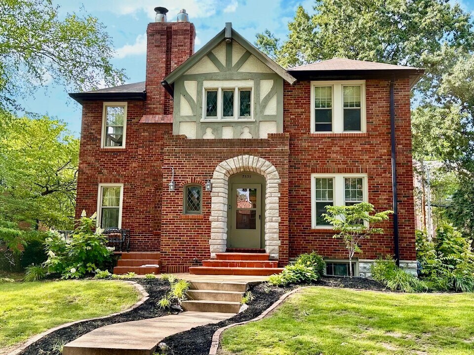 7535 York Dr, Unit 2 in Clayton, MO - Foto de edificio