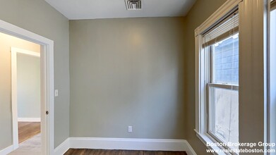 23 Evergreen St, Unit 3 in Boston, MA - Building Photo - Building Photo